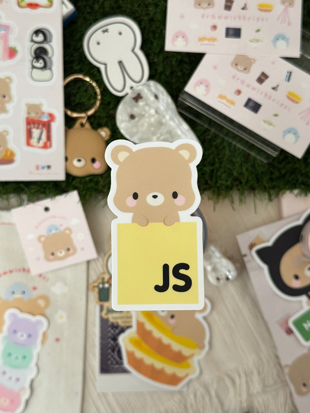 Javascript JS Logo Braunbär Toffee Vinyl Wetterfester Wasserfester Aufkleber | Hackathon-Swag-Idee | Geschenkideen für Programmierer | Softwareentwickler