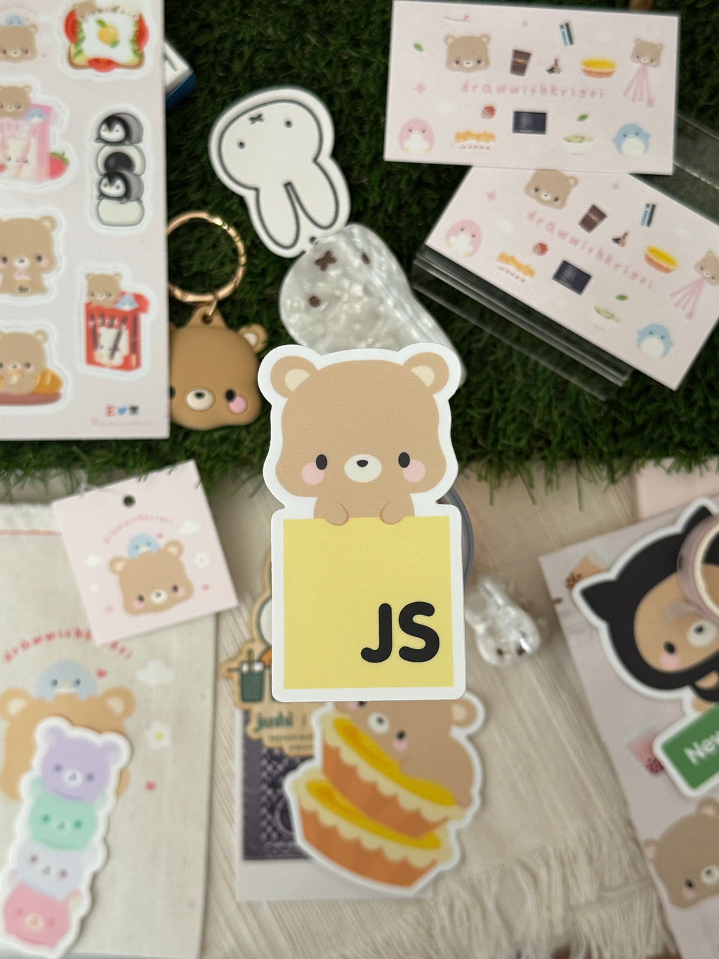 Javascript JS Logo Braunbär Toffee Vinyl Wetterfester Wasserfester Aufkleber | Hackathon-Swag-Idee | Geschenkideen für Programmierer | Softwareentwickler