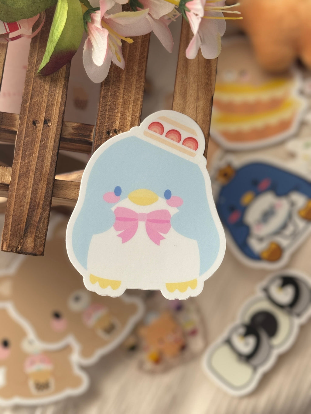 Blauer Pinguin-Geburtstagskuchen-Vinylaufkleber | Geschenke unter 5 | Wasserdicht und wetterfest